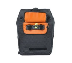 Basil Miles Tarpaulin Fietsrugzak - Zwart/oranje -Fiets Series Winkel basil miles tarpaulin bicycle daypack 17 liter black c 884107