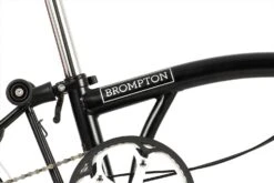 Brompton C Line Utility - 3-Speed - Mid Bar - Standard Seatpost - Dynamo - 16" Folding Bike - 2022 - Black Matt -Fiets Series Winkel c line utility 3 speed high bar extended seatpost black matt 5 1216930