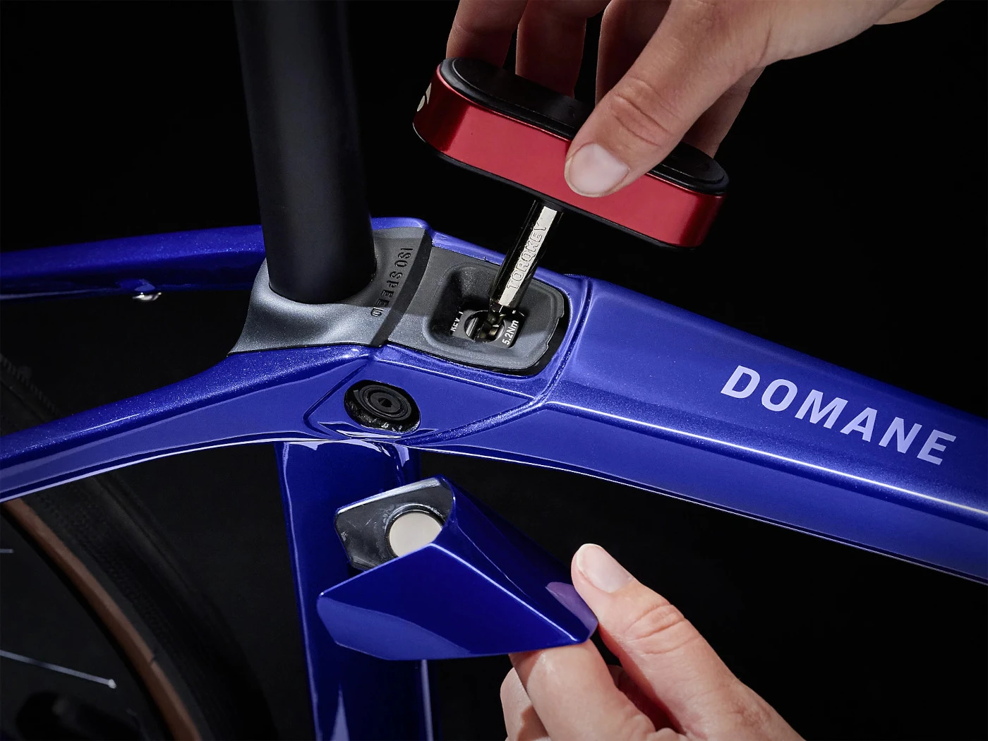 Trek DOMANE SL 6 Gen 4 105 Di2 Carbon Road Bike - 2023 - Hex Blue 13 Trek DOMANE SL 6 Gen 4 105 Di2 Carbon Road Bike - 2023 - Hex Blue - Afbeelding 11