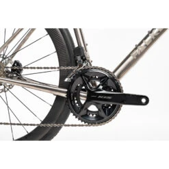 Falkenjagd ARISTOS R SPEEDGRAVEL - Shimano 105 Di2 - Titan Gravel Bike - 2023 -Fiets Series Winkel falkenjagd aristos r speedgravel di2 02 1527921