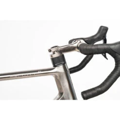 Falkenjagd ARISTOS R SPEEDGRAVEL - Shimano 105 Di2 - Titan Gravel Bike - 2023 -Fiets Series Winkel falkenjagd aristos r speedgravel di2 07 1527914