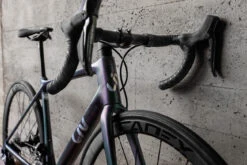 Liv LANGMA ADVANCED SL - Dura Ace Di2 Womens Road Bike - 2022 - Artic Light / Chrome -Fiets Series Winkel langma advanced sl da 11 1115263