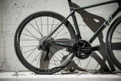 Liv LANGMA ADVANCED SL - Dura Ace Di2 Womens Road Bike - 2022 - Artic Light / Chrome -Fiets Series Winkel langma advanced sl da 2 1115255