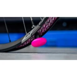 Muc-Off Tubeless Tag Beugel - Zwart/roze -Fiets Series Winkel muc off tubeless tag holder 44mm valve kit black pink 8 1490075