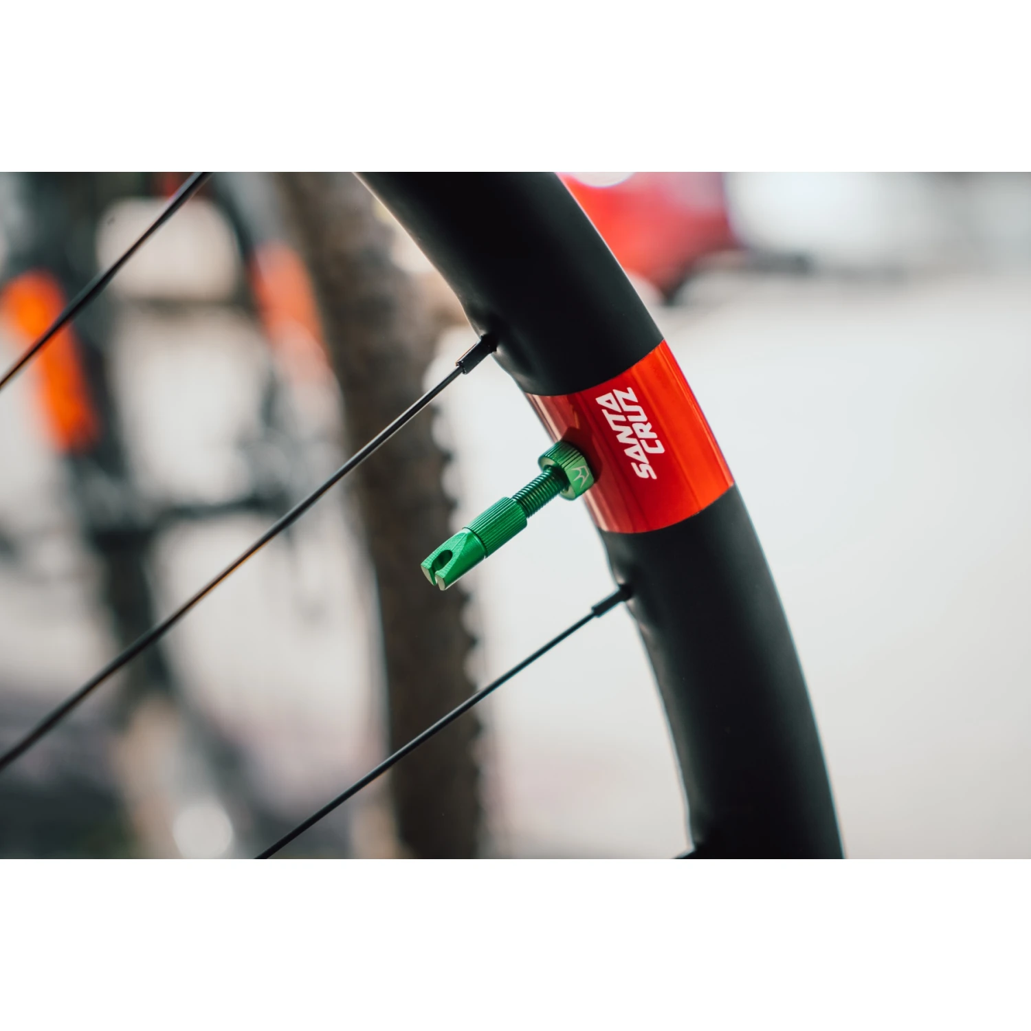 Peaty's X Chris King Tubeless Valves - MK2 - Emerald 8 Peaty's X Chris King Tubeless Valves - MK2 - Emerald - Afbeelding 6